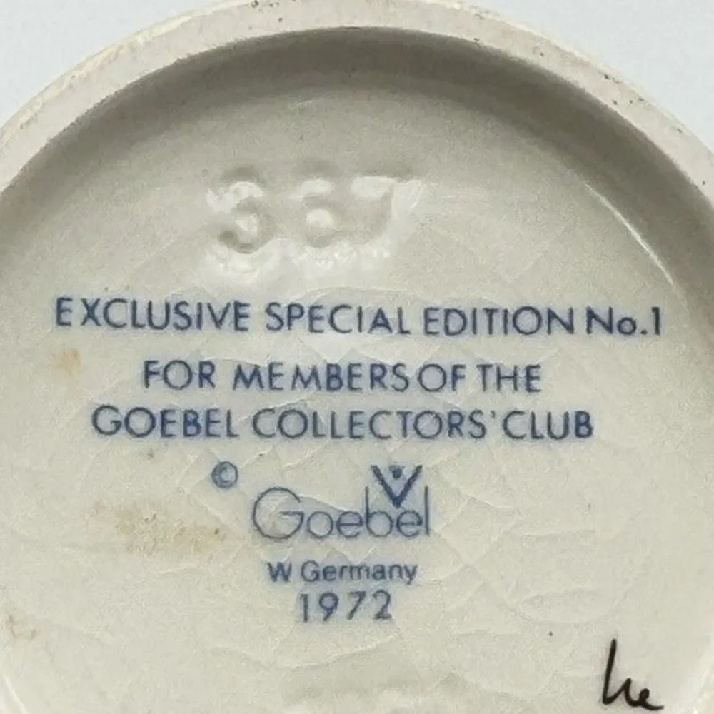 Set of 2 Goebel Hummel Girls #387 #389 1972 Collectors’ Club Special Edition